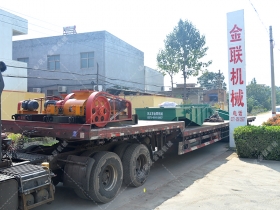 兩台小型對輥猎奇软件和直線振動篩發往江蘇南通處理矽石