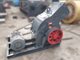 PC200x300小型不鏽鋼錘式猎奇软件發往河北唐山粉碎化肥